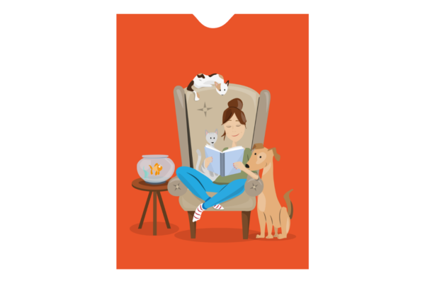 Frau lesend im Sessel mit Tieren
